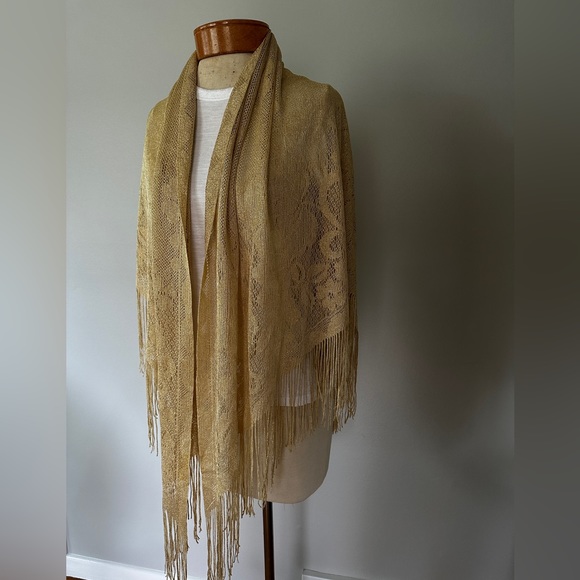 Fringed gold triangle wrap - Picture 2 of 6